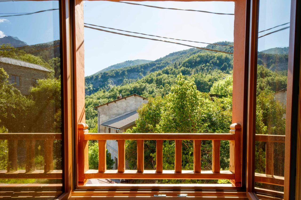 Eco-Hotel Et Yourtes Du Mercantour Guillaumes Exterior photo